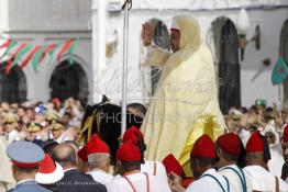 Image du Maroc Professionnelle de  SM Le roi Mohammed VI, assis sur un cheval lors d'une cérémonie d'allégeance marquant le 12e anniversaire de son accession au trône, au Méchouar du palais royal à Tétouan, mardi 31 juillet 201. (Photo / Abdeljalil Bounhar) 